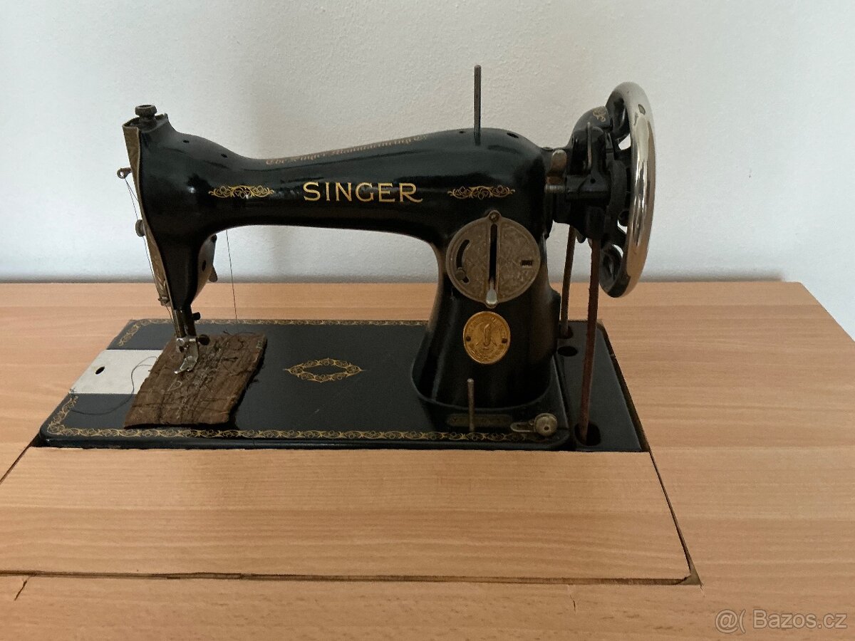 Starožitný šicí strij Singer 15K88