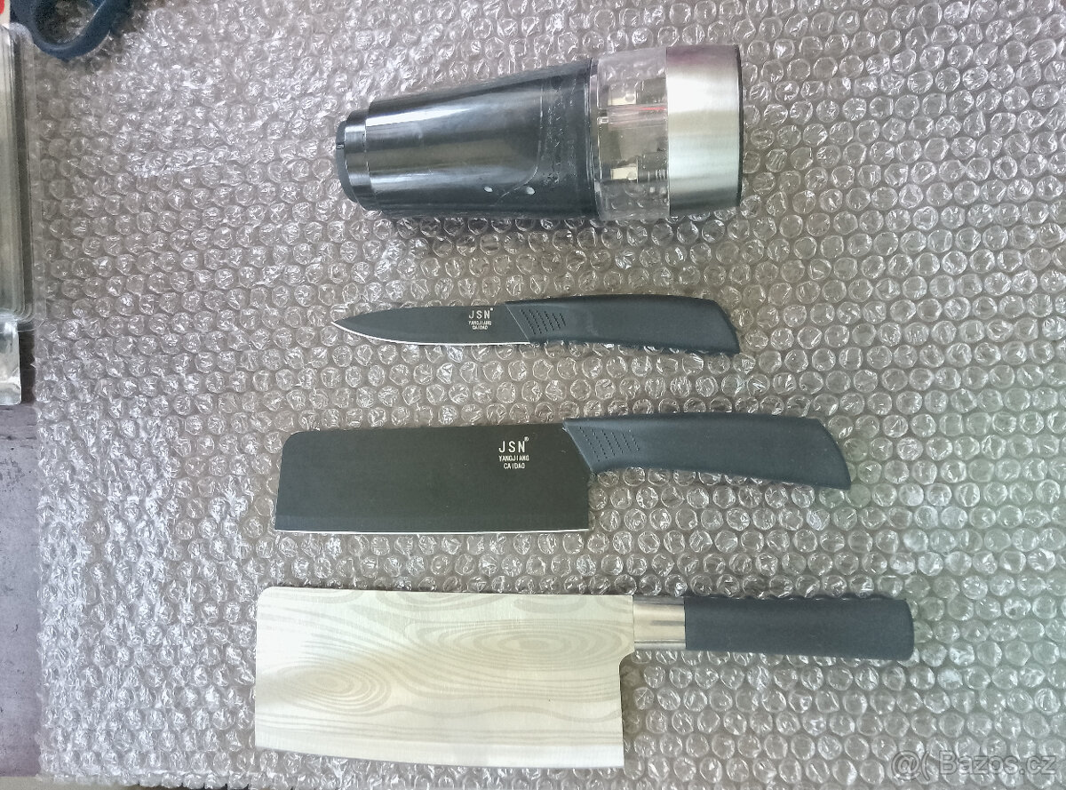 3ks nožů + elektrický mlýnek na sůl a pepř, bateria AAA