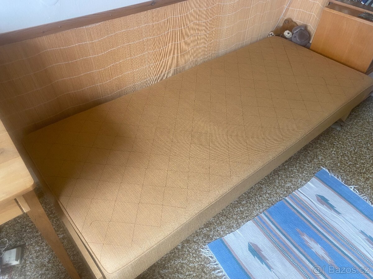 Válenda s úložným prostorem
