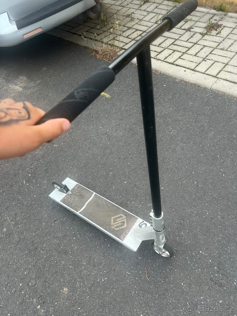 Striker Gravis freestyle koloběžka