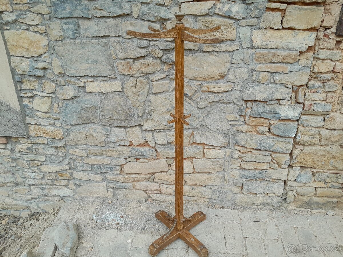 Starožitný věšák na kabáty