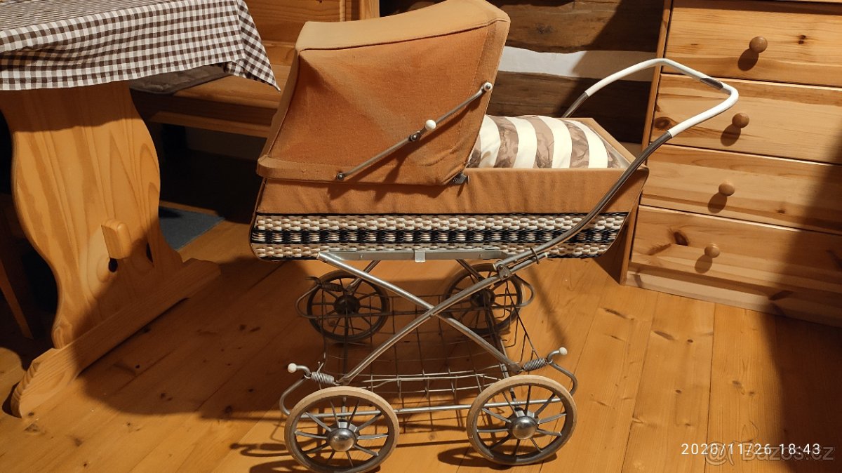 Retro-kočárek pro panenky