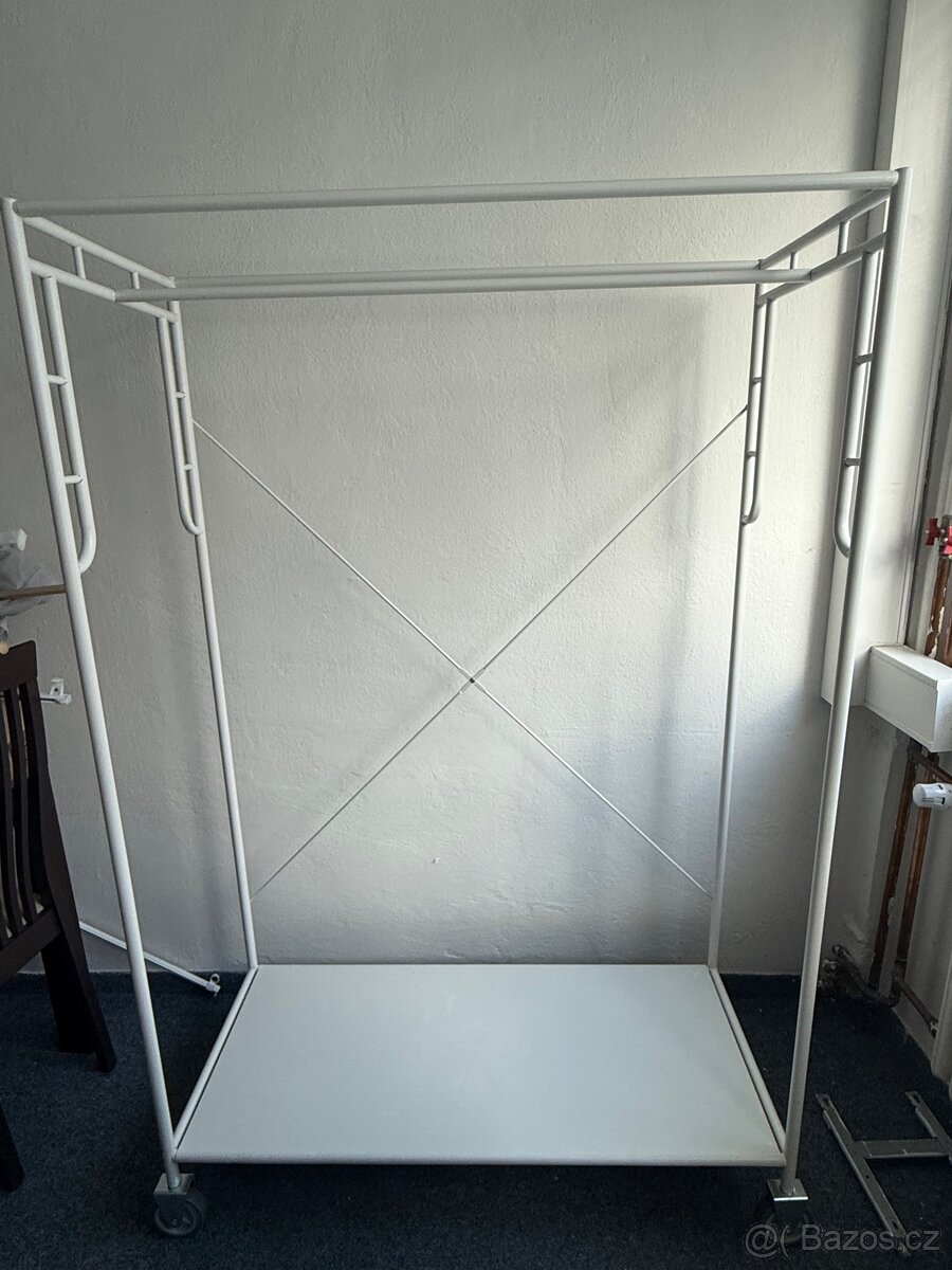 Šatní stojan pojízdný na oblečení