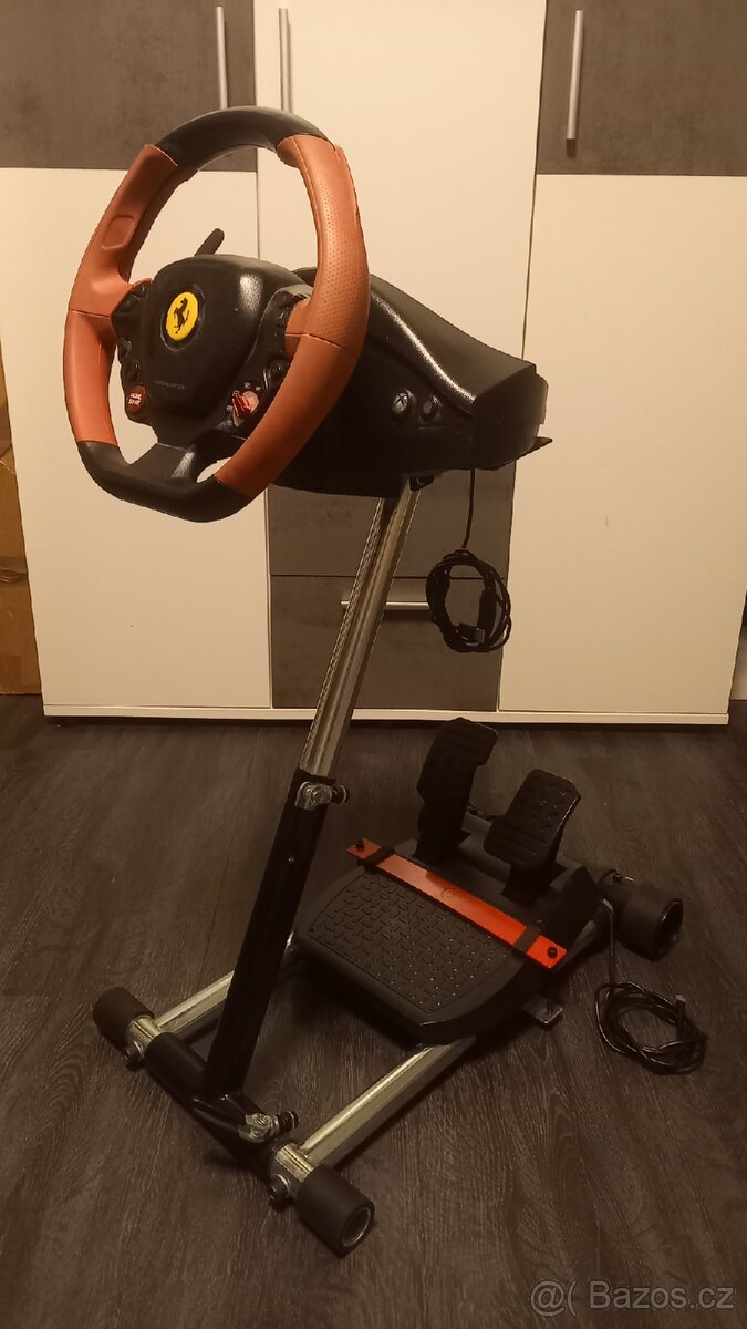 Volant s pedály Thrustmaster a stojanem pro Xbox