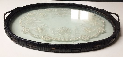 Skleněný podnos s krajkou