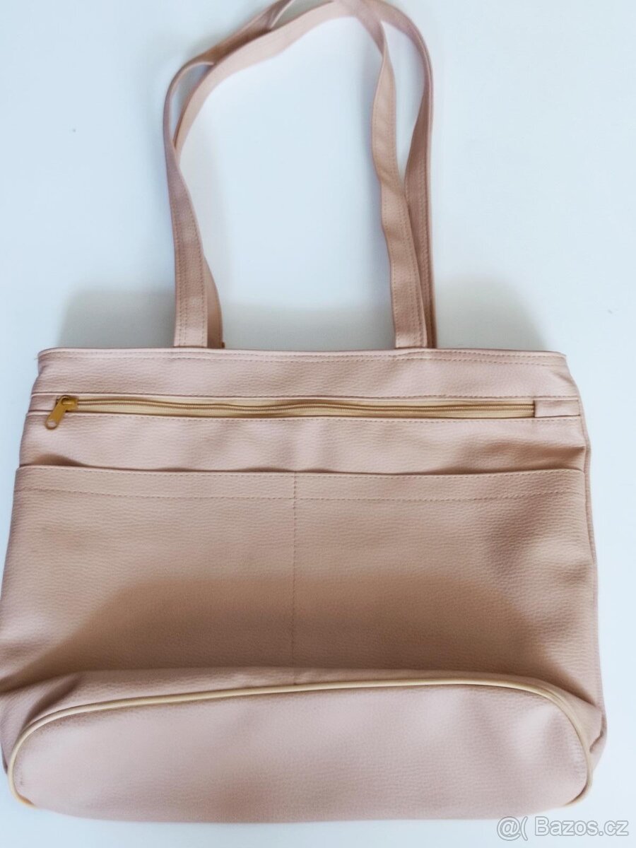 Koženková kabelka, a přes rameno koženka se slaměným motiv