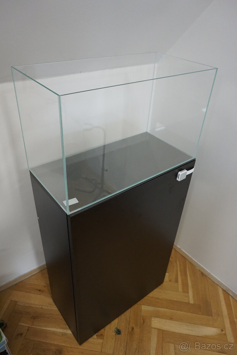 Optiwhite akvarium 60 l + skříňka + příslušenství