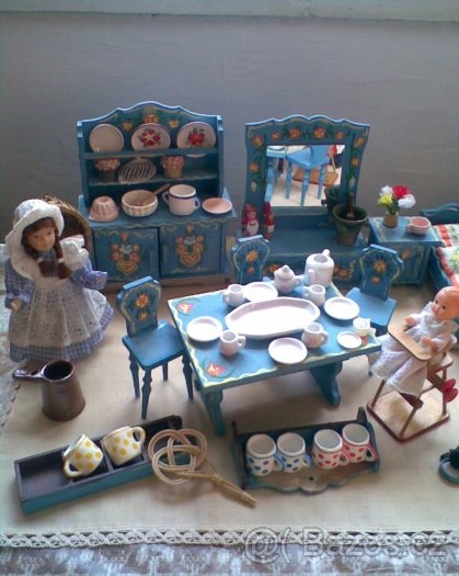 Retro  modrý nábyteček s panenkami