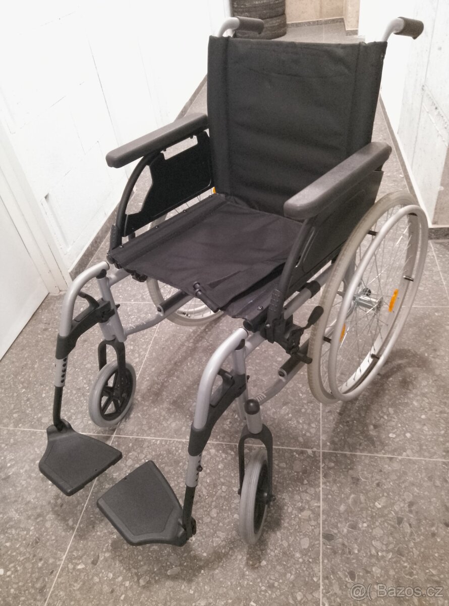 Skládací mechanický invalidní vozík