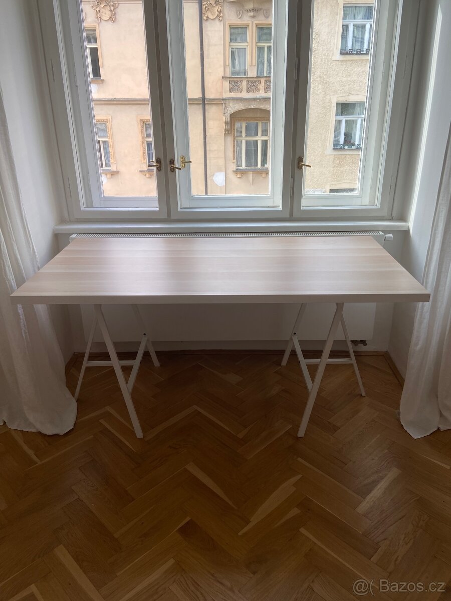 Dřevěný stůl