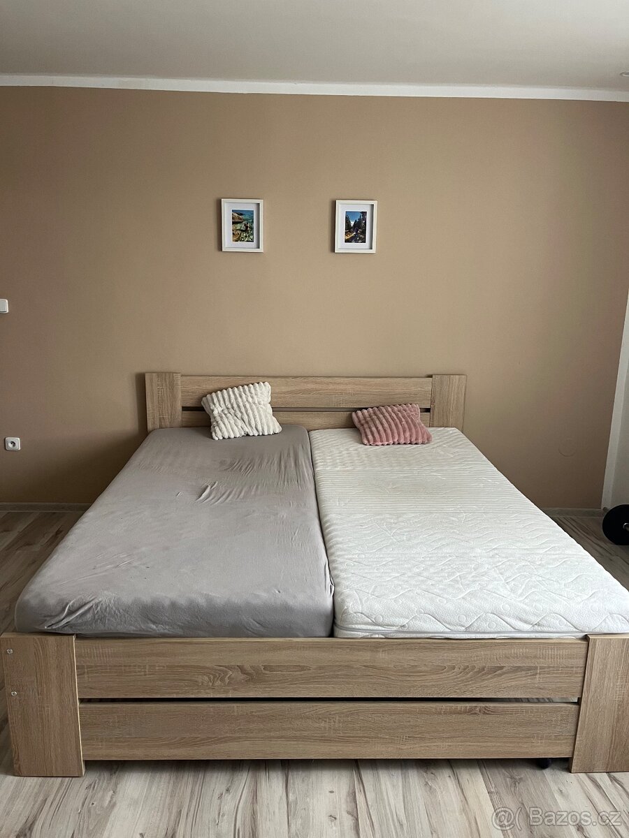 Prostorná manželská postel 190 × 210 cm – skvělý stav