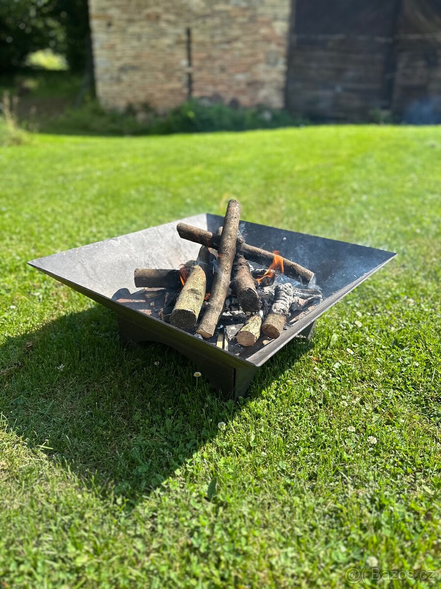 Pozemek se stavbami na okraji vesnice