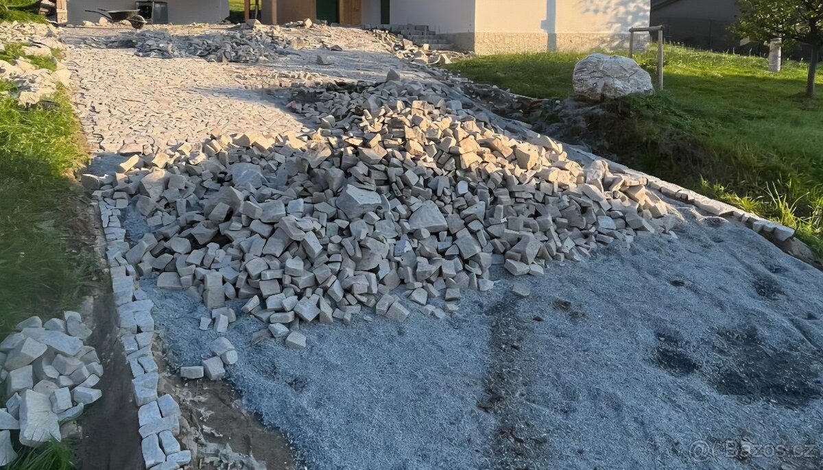 Tříděné žulové odseky