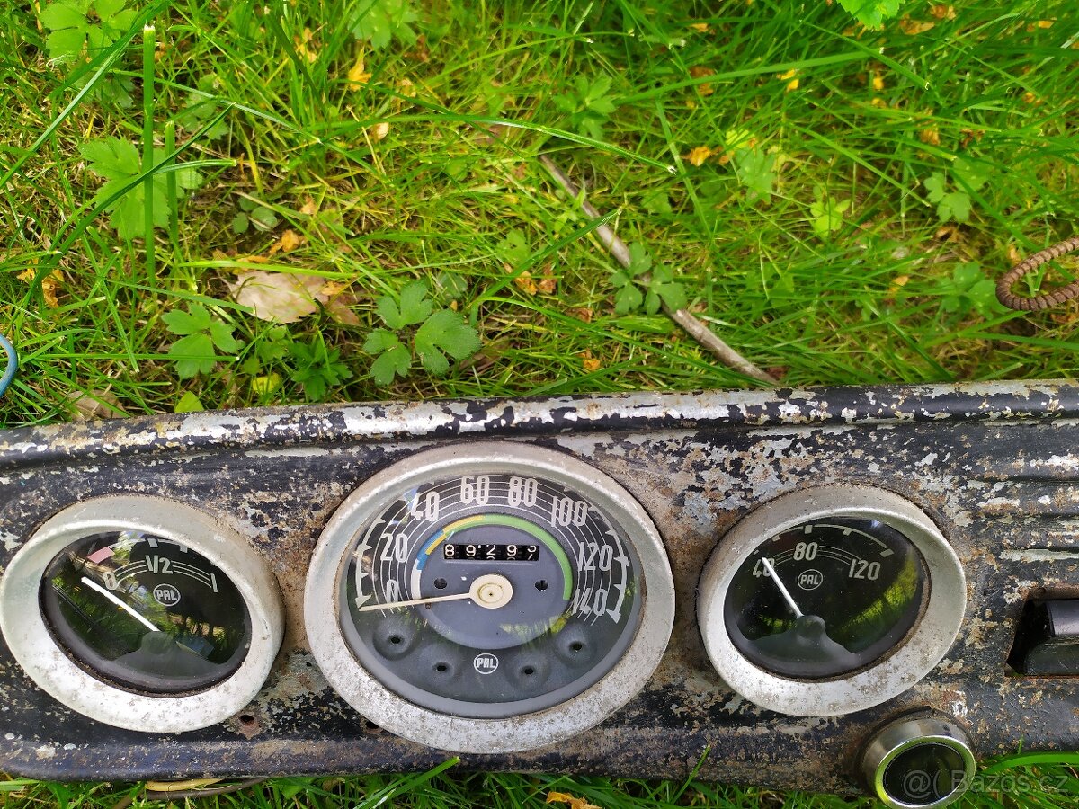 Palubní deska na historickou Škodu Octavia