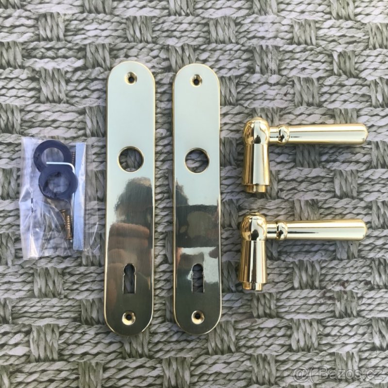 KLIKA NA ŠTÍTKU MOSAZNÁ - KOMAS