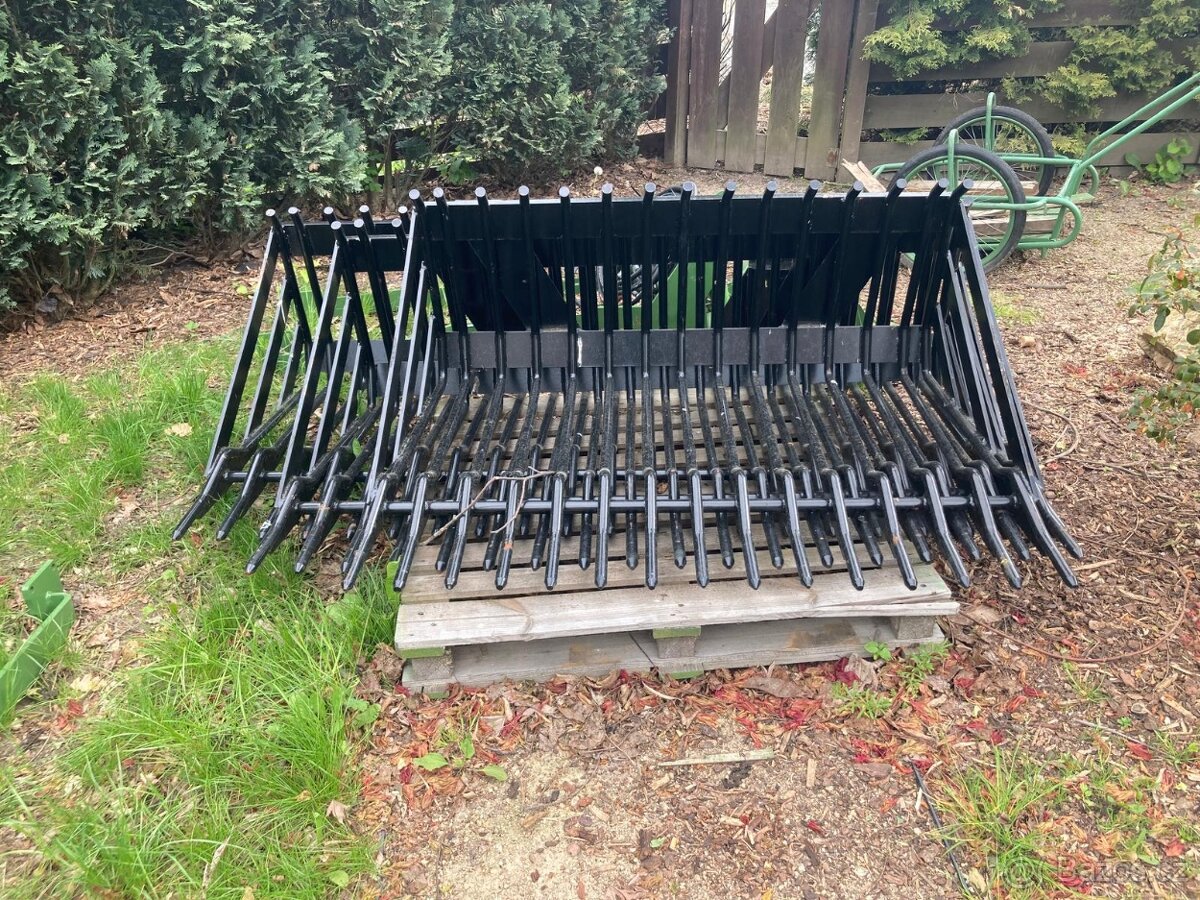 Třídící, prosévací lopata na čelní nakladač pro malotraktor.