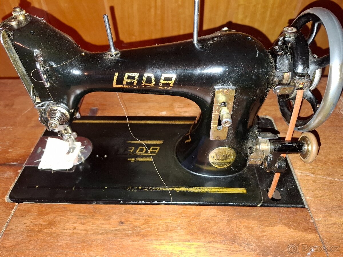 Prodám starý šicí stroj