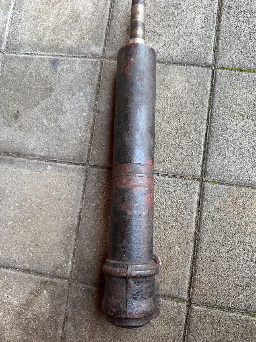 Tatra 603 predny tlmic