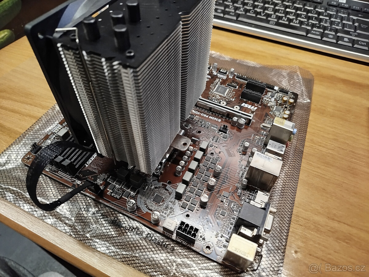 Základní deska s procesorem a chladičem