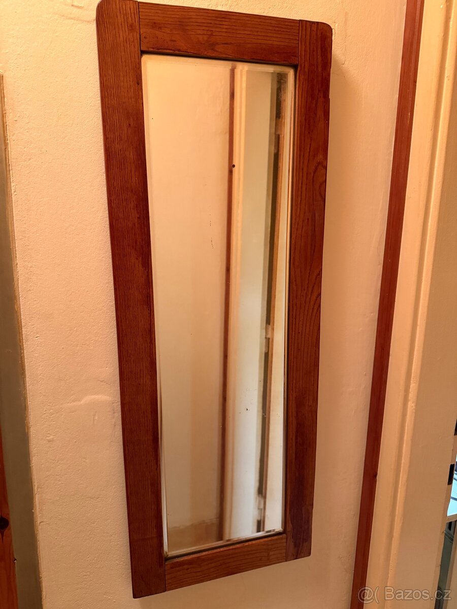 Nástěnné zrcadlo v dřevěném rámu