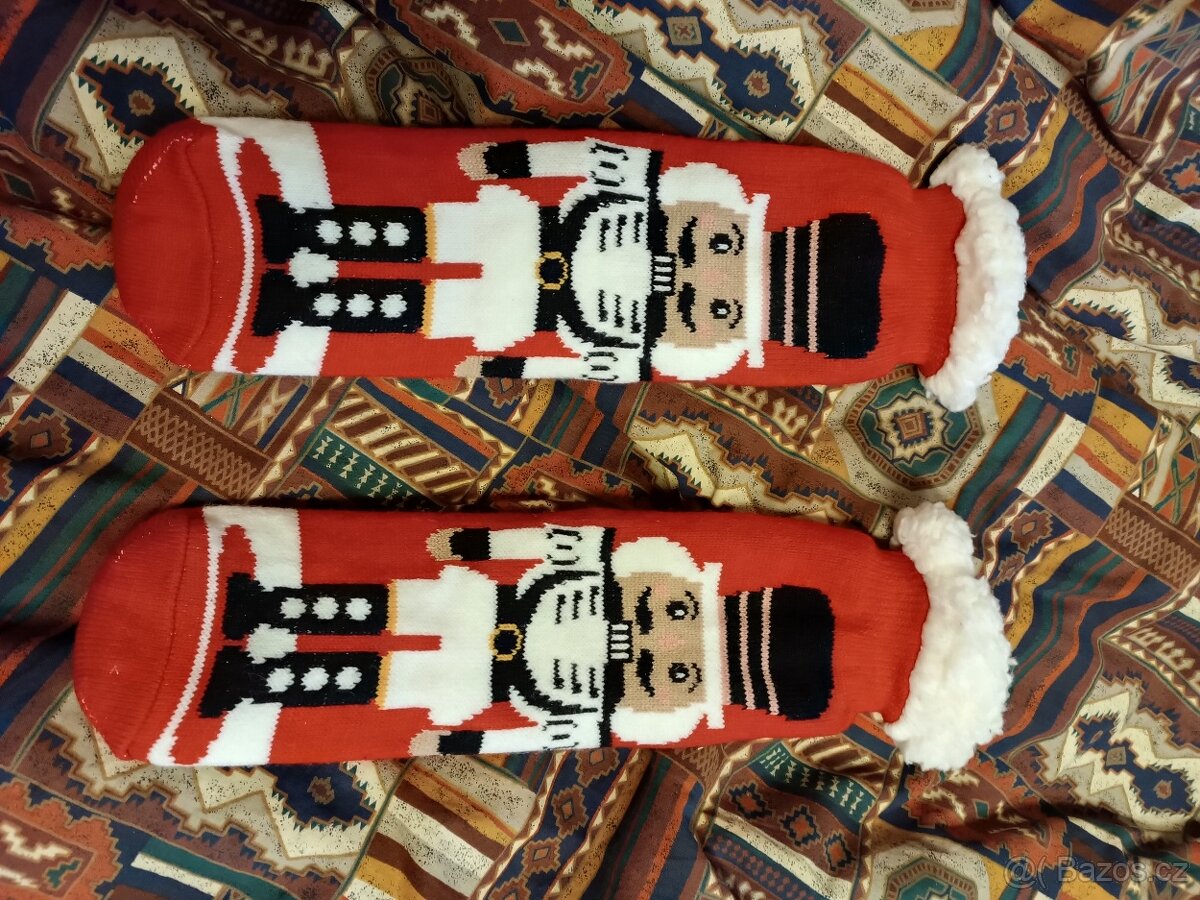prodám teplé ponožky - vánoční s luskáčkem