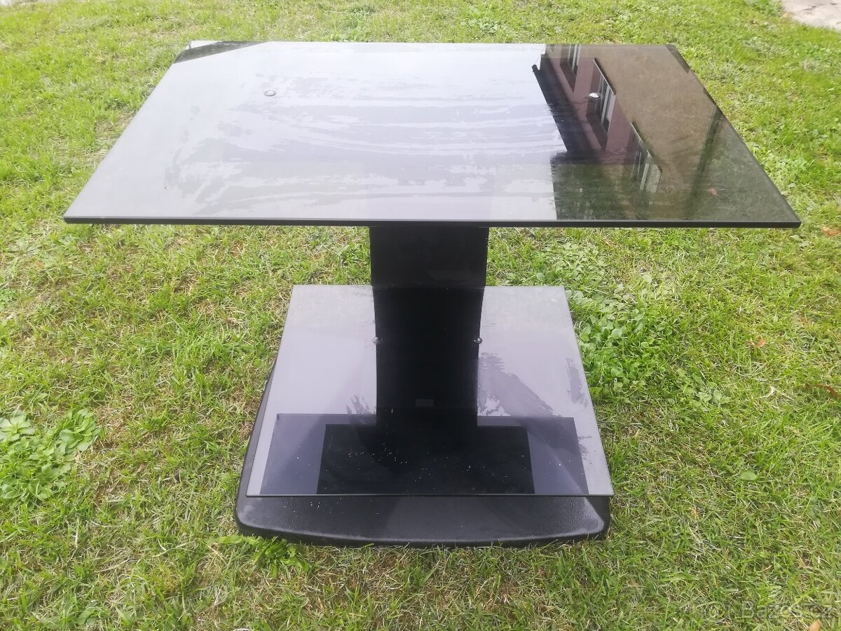 Skleněný TV stolek