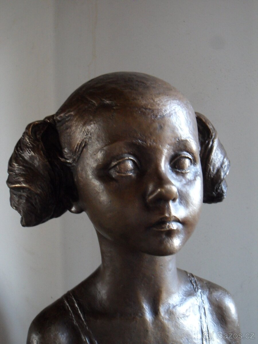 Bronzová socha, dívka, děvčátko.