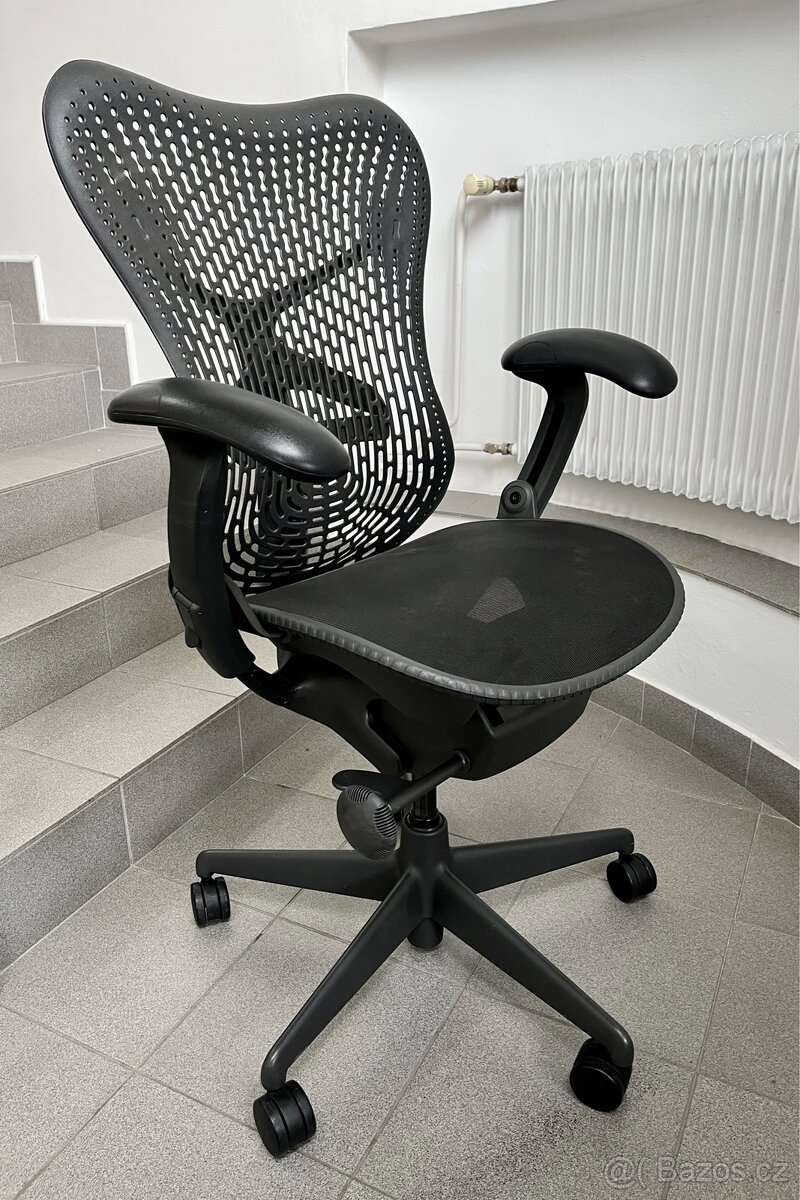 kancelářská židle Herman Miller Mirra - top stav