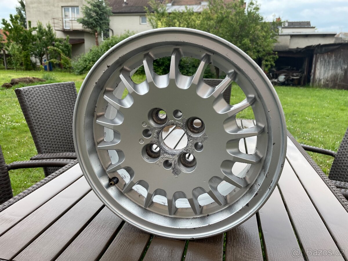 Originální ALU disk z rezervy z BMW e30