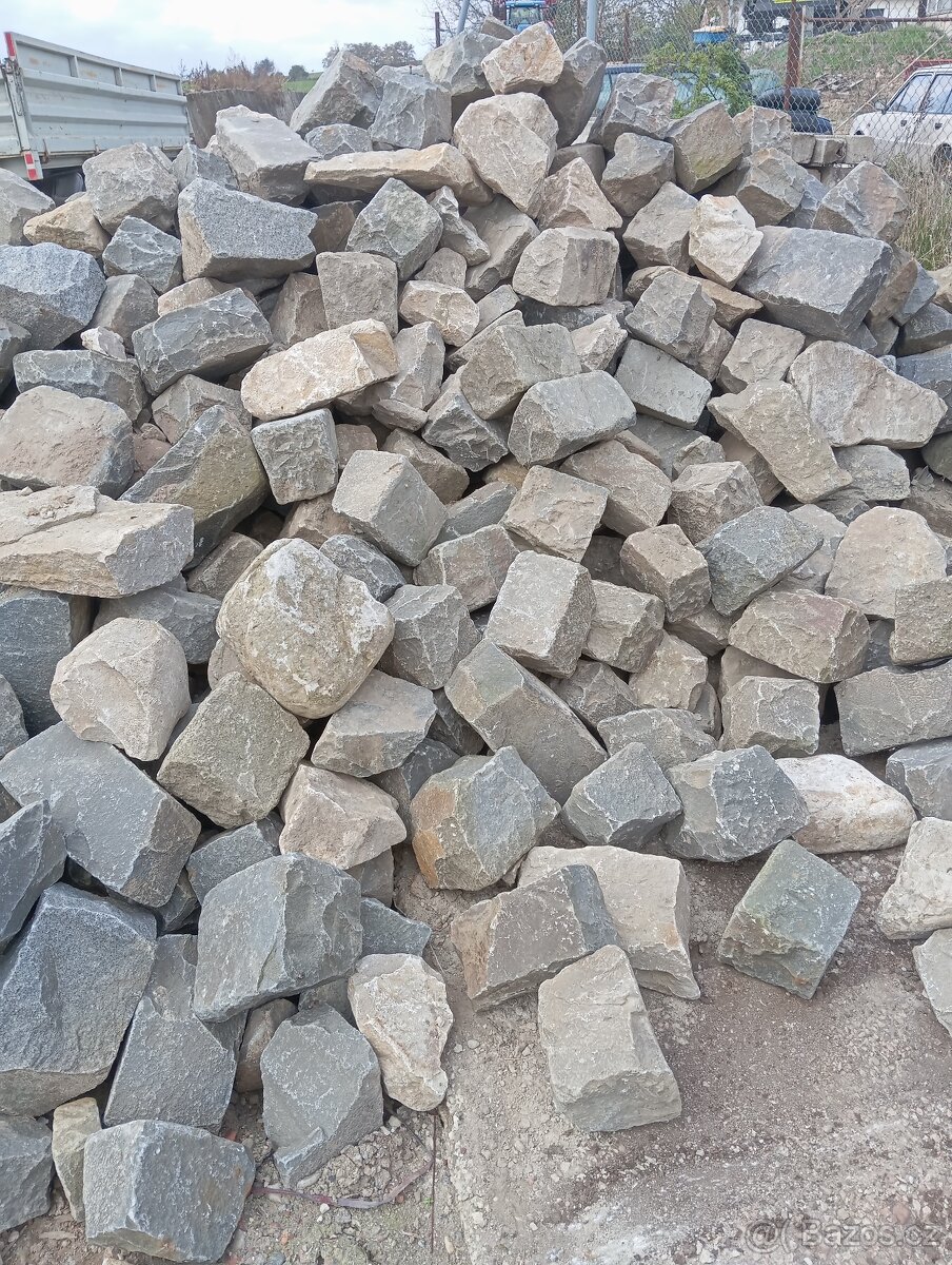 velké kamenné kostky (kočičí hlavy)