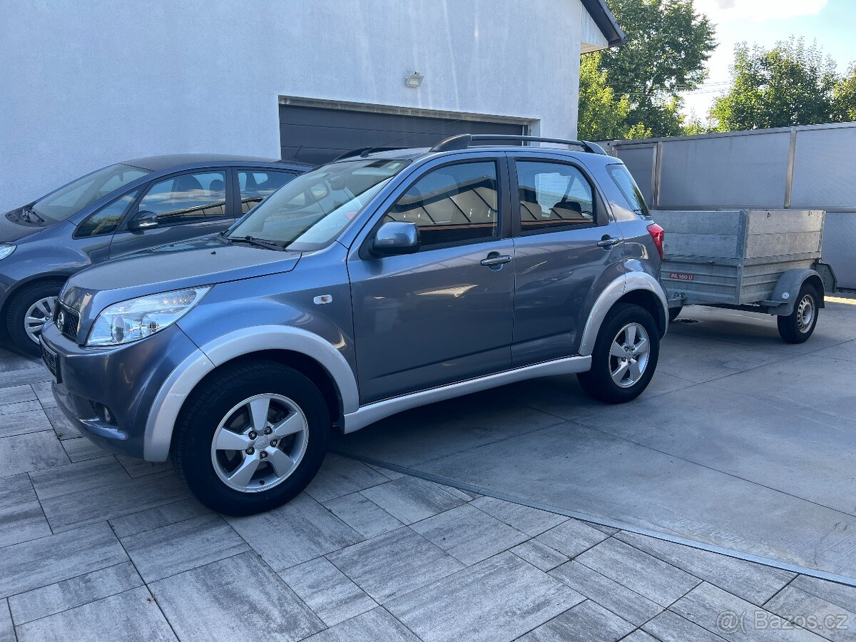 DAIHATSU TERIOS 1.5i 77KW 4X4+PŘÍVĚSNÝ VOZÍK PO VEL.SERVISE