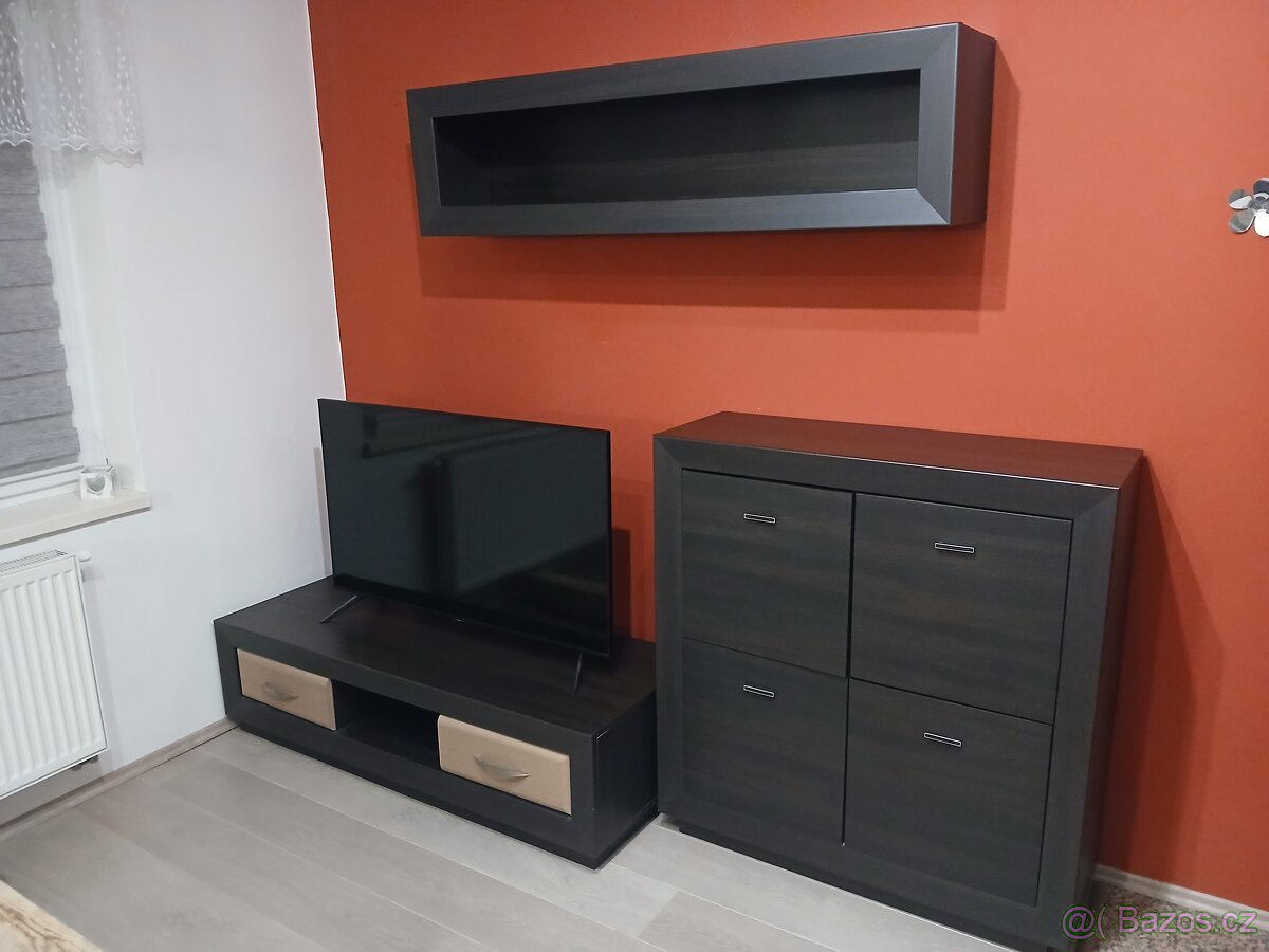 Komoda, TV stolek, police