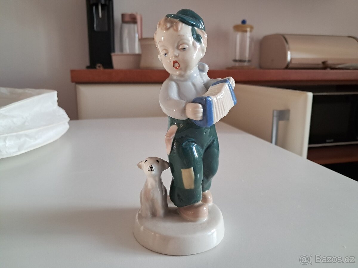 Porcelánová soška chlapec s harmonikou a psem ROYAL