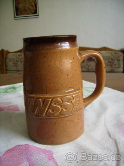 Pivní korbel s uchem