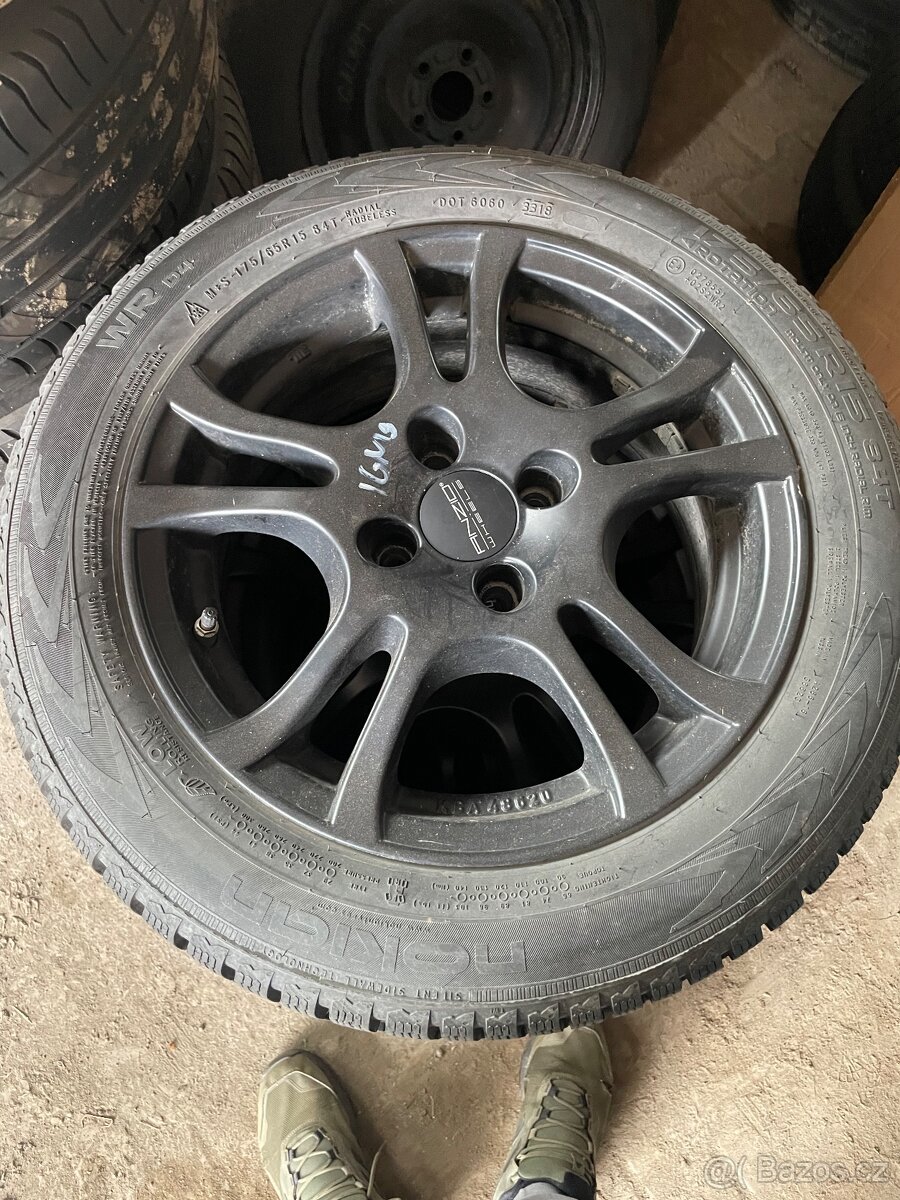 Alu kola se zimním pneu 175/65/15 Nokian suzuki Ignis