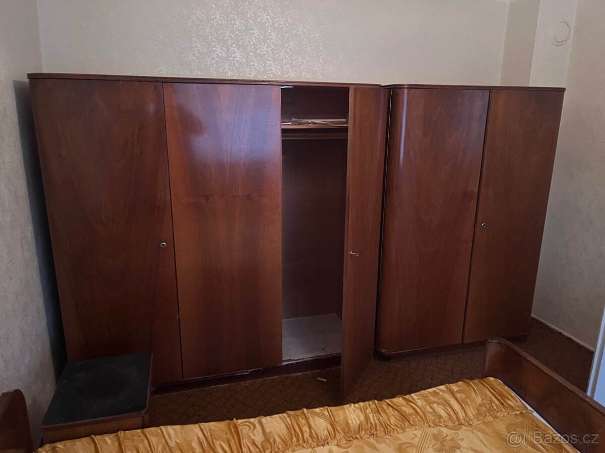 Starší nábytek