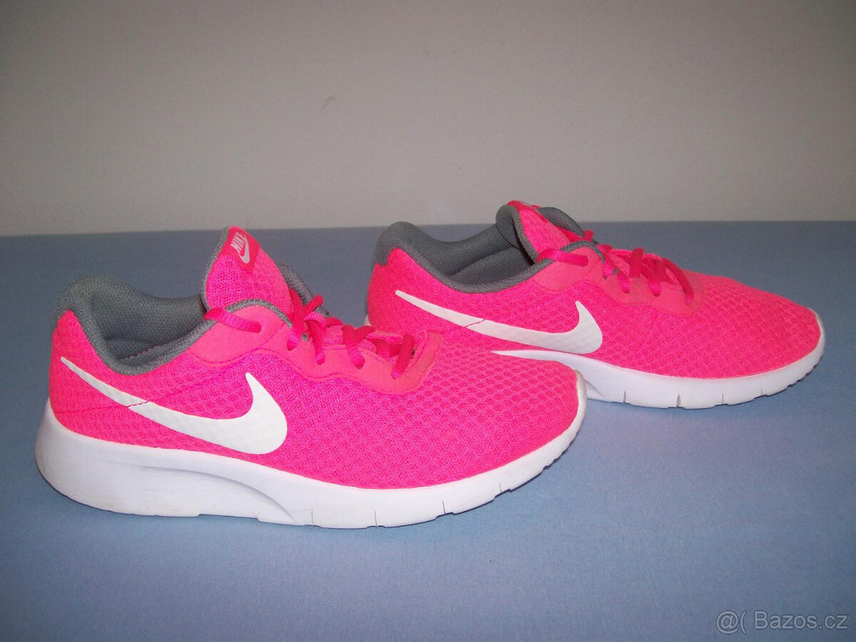 Sportovní obuv dětská NIKE - č. 38,5 (nebarvící podrážka)