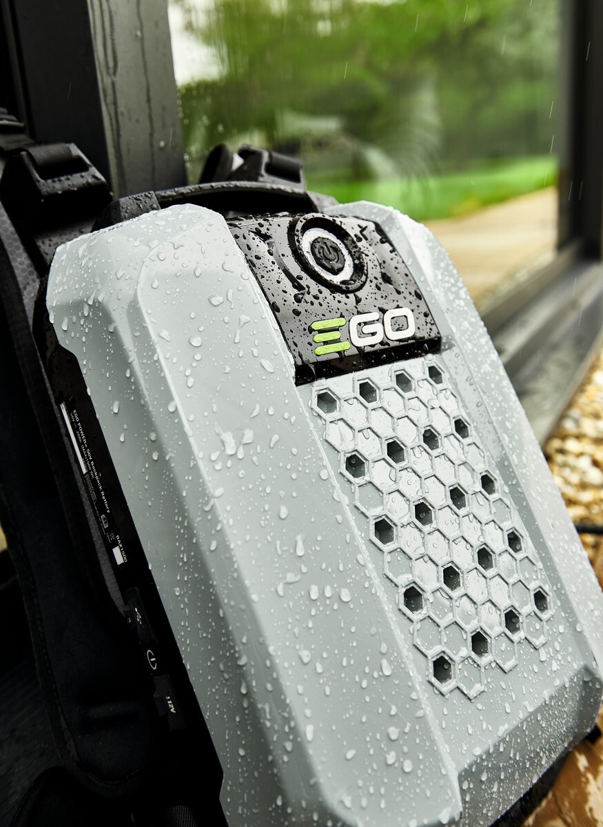 prodám zádovou baterii EGO s nabíječkou