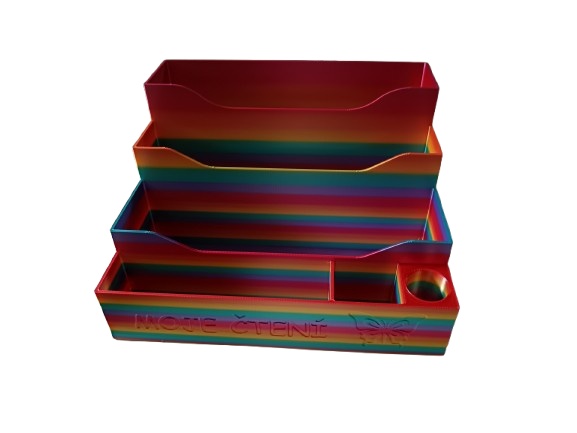 Barevný stojan na Albitužku a knihy