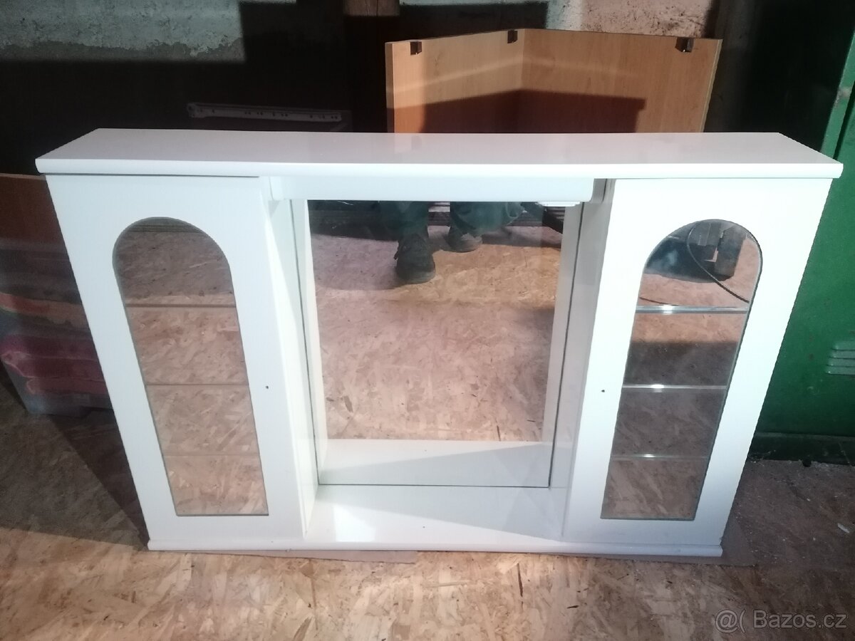 Zrcadlová skříňka s osvětlením a zásuvkou 230V