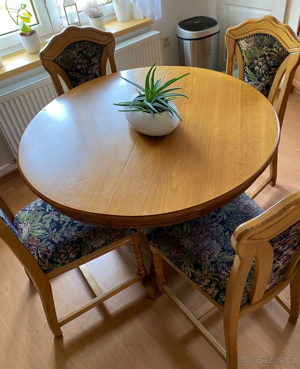 Jídelní stůl