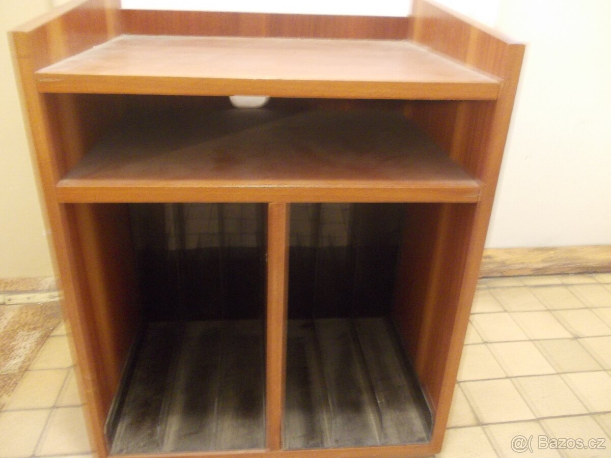 Stoleček na gramofon a zesilovač