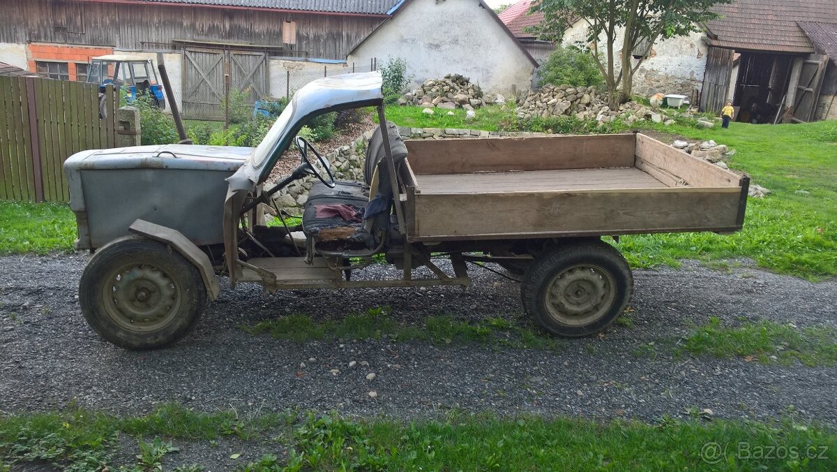 traktůrek ze staré Škodovky