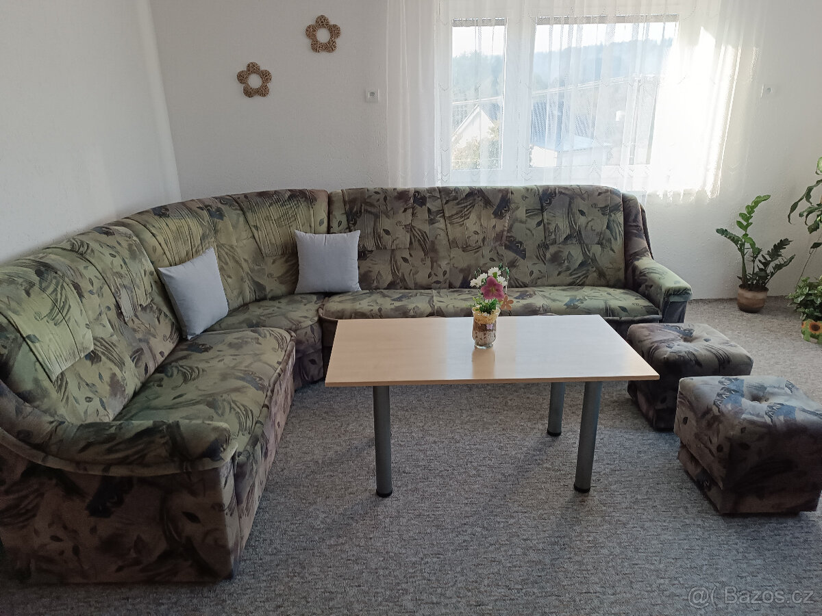 Rohová sedací souprava + stolek + 2x taburet