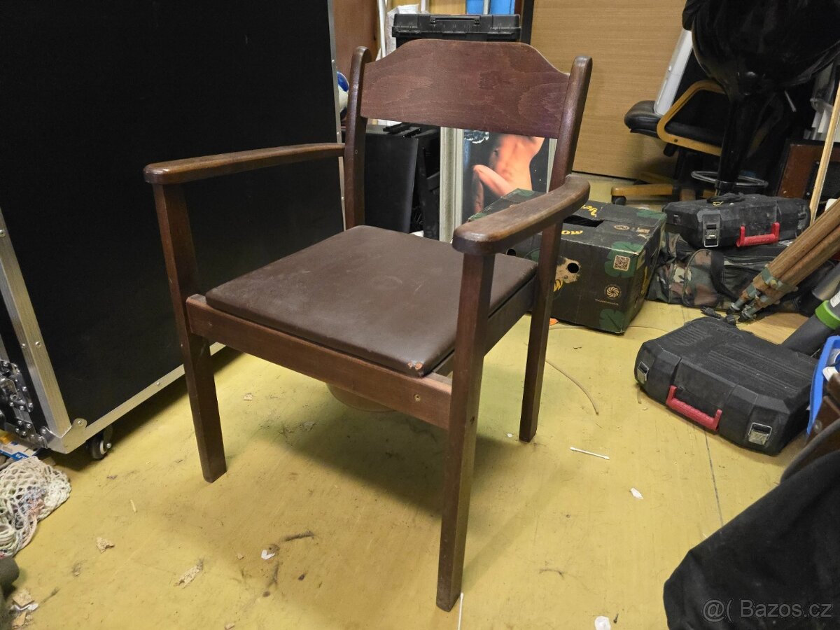 Toaletní (klozetové) dřevěné křeslo