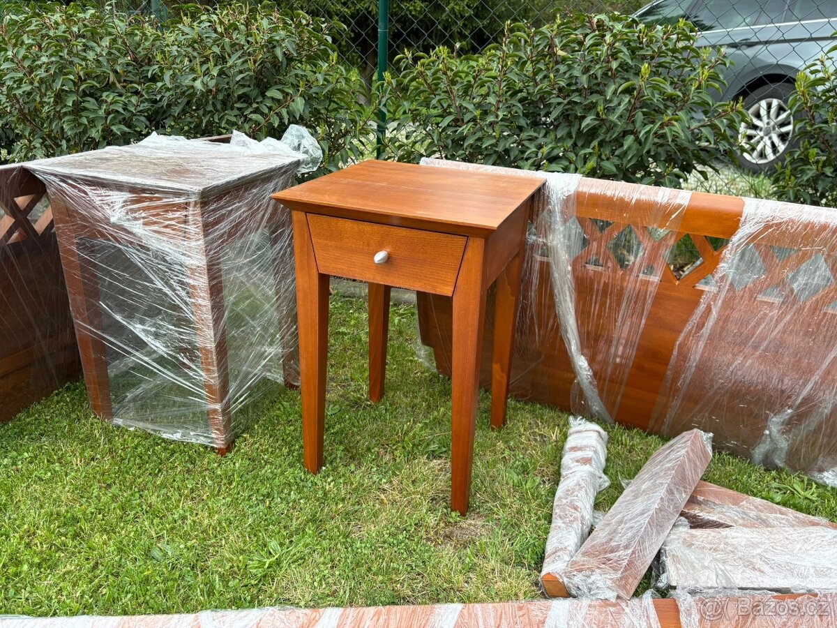 Manželská dřevěná postel