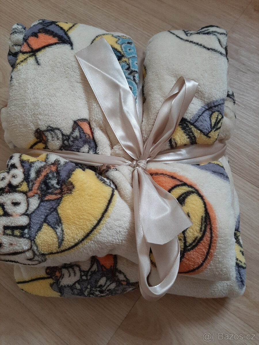 Dámské a dětské oblečení, batohy, tašky, šály, deka