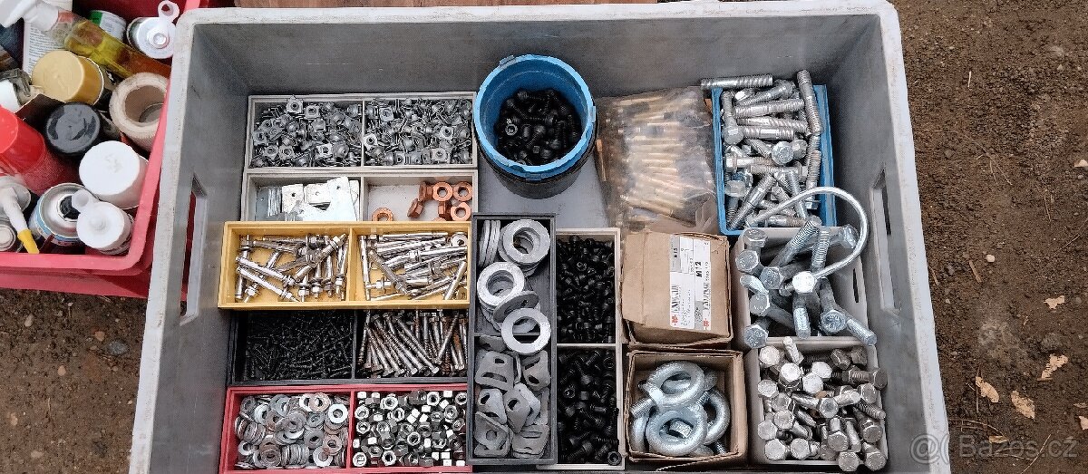Spojovací materiál,kotvy,matice, šrouby, podložky natukaci