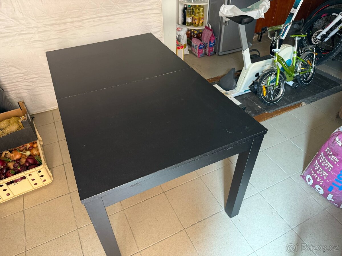 Jídelní stůl
