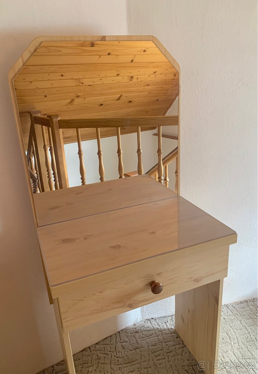 Kosmetický stolek